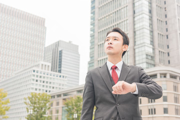 腕時計を見るビジネスマン