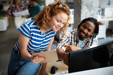 Obraz premium Group of business people and software developers working as a team in office
