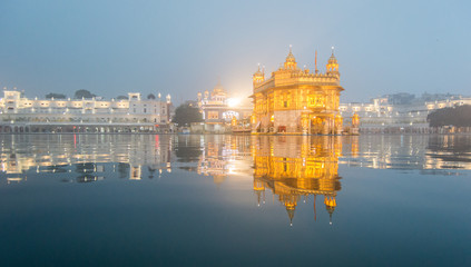 Obraz premium Sunrise at Golden Temple (Harmandir Sahib or Darbar Sahib) in Amritsar, Punjab, India