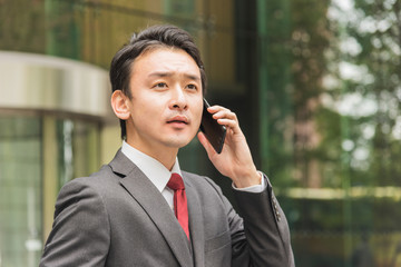 電話するビジネスマン