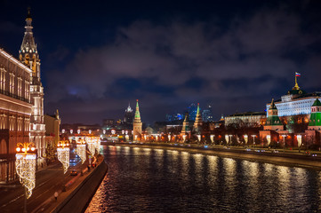 Obraz premium Moscow, Russia - January 03, 2020: View of the Moscow Kremlin, Moscow river and Kremlin embankment at the Christmas illuminations at night.