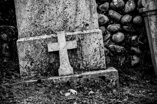 Croix sur une pierre tombale