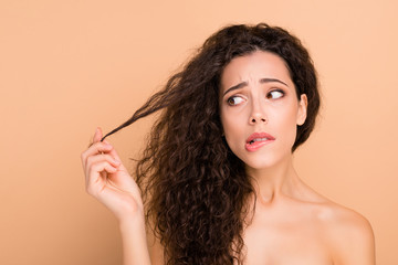 Obraz premium Close-up portrait of her she nice attractive lovely nervous depressed frustrated wavy-haired girl touching showing medicine curls disaster isolated over beige pastel background