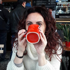 Giovane donna che beve una tazza di cioccolata - pausa e relax