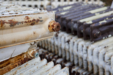 Stapel mit alten Heizkörpern aus Gusseisen