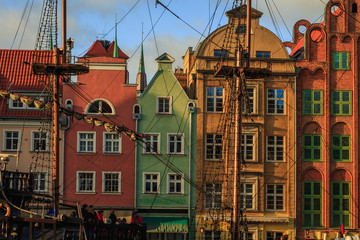 Obraz premium Gdansk city promenade in poland with beautiful old buildings and ships in winter