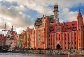 Obraz premium Gdansk city promenade in poland with beautiful old buildings and ships in winter