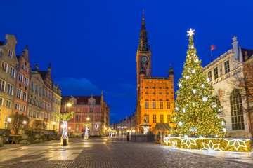 Naklejka premium Beautiful architecture of the Long Lane in Gdansk with Christmas ligths at dawn, Poland.