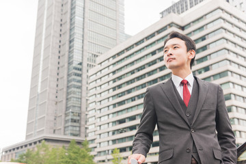 Fototapeta premium スーツを着た若い男性 オフィス街
