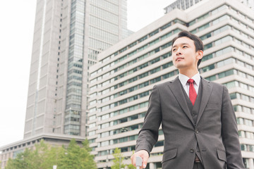 スーツを着た若い男性　オフィス街
