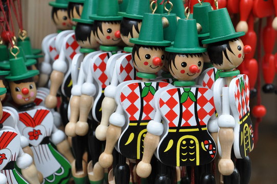aufgereihte bunte Hampelm&auml;nner in bayerischer Tracht 