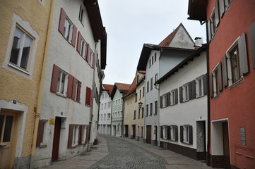 Fototapeta na wymiar geschlossene Häuserzeile in Innenstadt von Füssen im Allgäu, Deutschland 