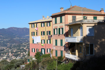 Vecchi palazzi sulla collina