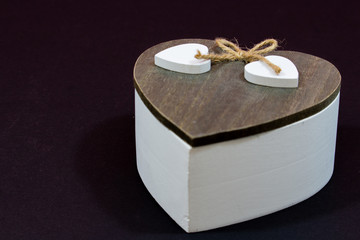 natural wooden lid with two white hearts on sisal run