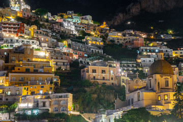 Obraz premium Colorful houses of Positano along Amalfi coast at night, Italy. Night landscape.