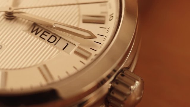 時を刻む腕時計の秒針