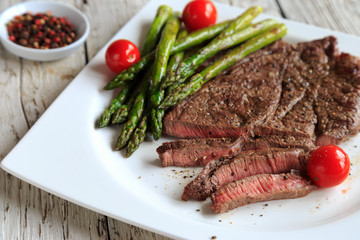 gegrilltes Steak mit Spargel
