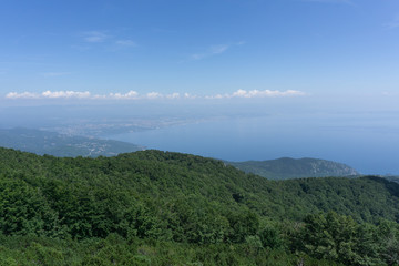 Wandern in Kroatien in Istrien auf einem Berg mit Panorama und Meer