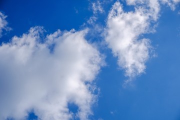 Obraz premium Niebo niebo z niebieskim kolorem dnia na tle, środowisko meteorologii.