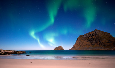 Fototapeta na wymiar Aurora Borealis on sky in lofoten islands