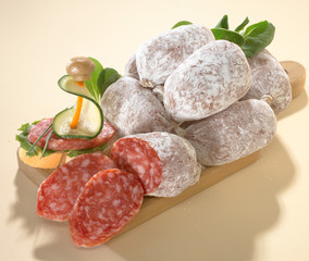 Salami su tagliere di legno tipo cacciatori