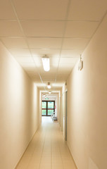 Lungo corridoio in edificio antisismico