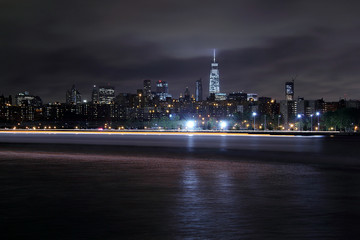 Fototapeta na wymiar Lichtspur auf dem East River