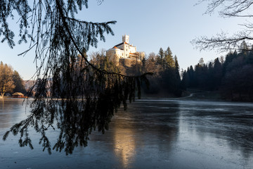 Obraz premium The castle above the lake, Croatia