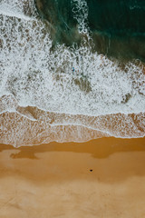 Ozean Wellen  Person alleine am Strand