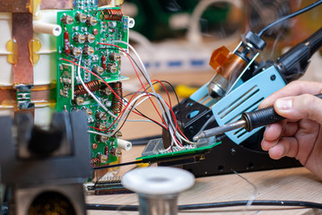 Tin soldering, on faulty electronic board, for its repair