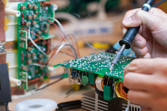 Reworking through soldering of a faulty electronic board