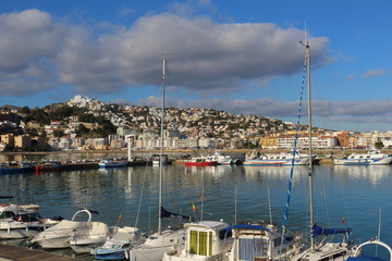 Panorámica de un típico puerto pesquero de la costa mediterránea española con el casco antiguo...