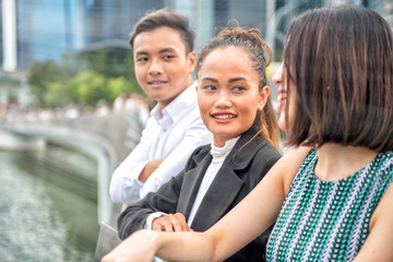 Obraz premium Happy friends smiling outdoor enjoying the city view