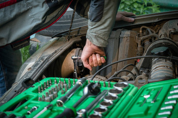 Obraz premium a man repairs an old car