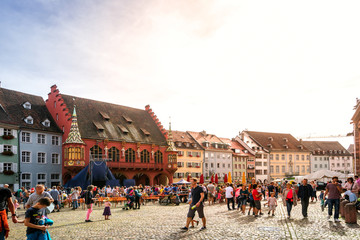 Münsterplatz, Freiburg im Breisgau, Baden-Württemberg, Deutschland  - obrazy, fototapety, plakaty