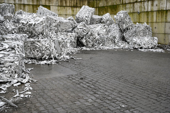 Aluminium Schrott liegt in einer Schrottbox