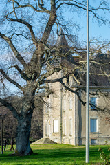 deux personnes avec des batons de marche au ch&acirc;teau de Beaupuy vend&eacute;e france