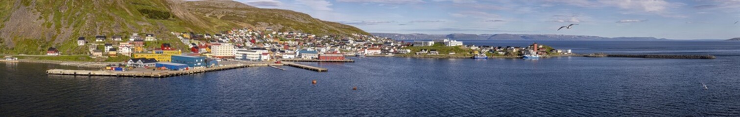 Fototapeta na wymiar Panoramic picture of isolated Norwegian village of Honningsvag close to north cape in summer