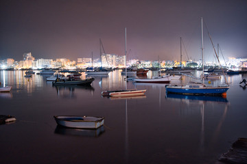Hafen von Sant Antoni de Portmany, Ibiza mit Schiffen bei Nacht