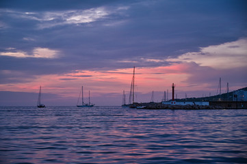 Fototapeta na wymiar Hafen von Sant Antoni de Portmany, Ibiza mit Schiffen in Abenddämmerung