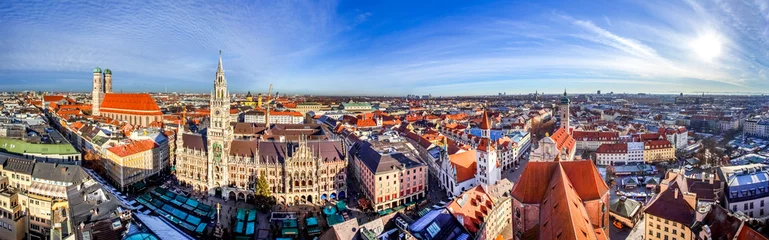 Panoramablick über die Stadt München mit Frauenkirche, Rathaus und Blick zu den Alpen, Bayern, Deutschland © Sina Ettmer