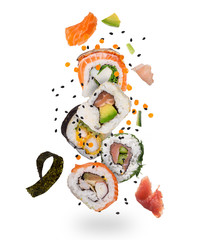Stukken heerlijke Japanse sushi bevroren in de lucht. Geïsoleerd op witte achtergrond