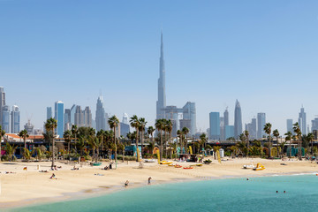 Dubai Blick auf den Strand von La Mer, Menschen entspannen sich, in der Ferne die Wolkenkratzer der Stadt. Vereinigte Arabische Emirate Dubai März 2019