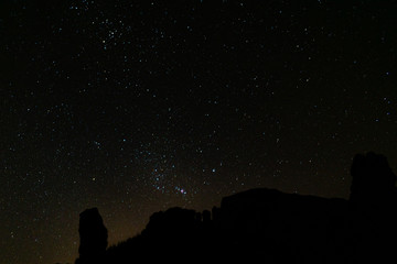 noche, estrellas, montaña, luces y paisaje orión