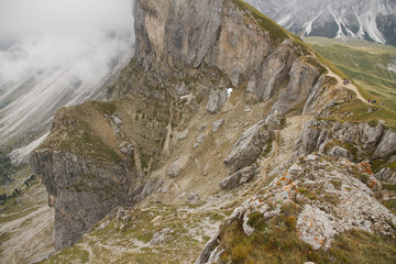 Wanderung im Herbst in den Dolomiten mit schöner Bergkulisse der Seceda im Grödner Tal in Südtirol Italien in Europa