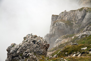 Wanderung im Herbst in den Dolomiten mit schöner Bergkulisse der Seceda im Grödner Tal in Südtirol Italien in Europa. Nebel und Wolken. Steiler Abgrund
