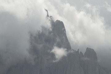 Wanderung im Herbst in den Dolomiten mit schöner Bergkulisse der Seceda im Grödner Tal in Südtirol Italien in Europa. Nebel und Wolken.