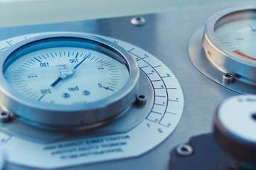 Monitoring and metering devices on drilling platform, pressure g