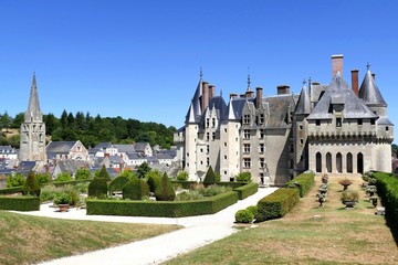 Fototapeta na wymiar le Château, l’église Saint-Jean-Baptiste et la ville de Langeais 