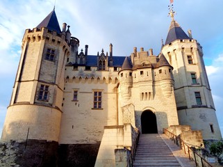 Fototapeta premium Façade ouest et entrée du château de Saumur à la tombée du jour